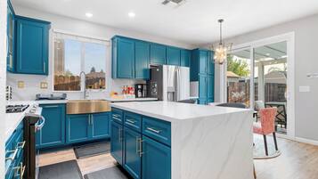 Kjøleskap, mikrobølgeovn, ovn og kokeplater