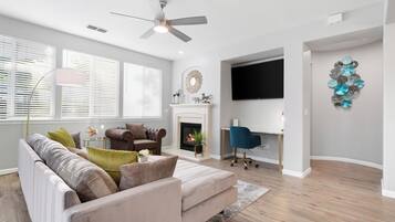 Smart-TV, peis og bøker