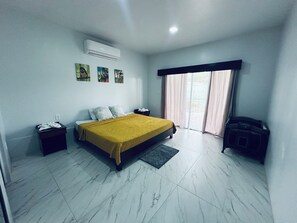 4 bedrooms, iron/ironing board, WiFi, bed sheets