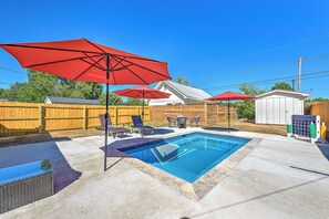Outdoor pool, a heated pool - .2 mi to Downtown Rogers, Heated pool on Bike Trail, King Bed, Fire table  (Rogers)