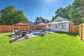 Outdoor dining - .2 mi to Downtown Rogers, Heated pool on Bike Trail, King Bed, Fire table  (Rogers)