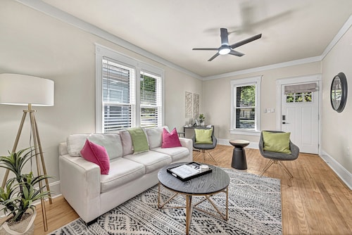 .2 mi to Downtown Rogers, Heated pool on Bike Trail, King Bed, Fire table 