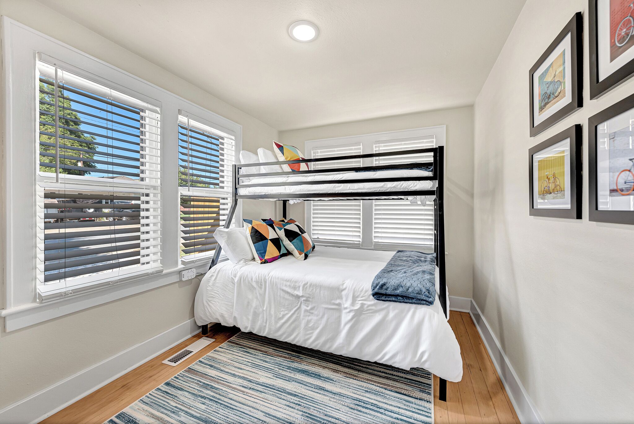 2 makuuhuonetta, työpöytä, silitysrauta/-lauta, vauvan matkasänky