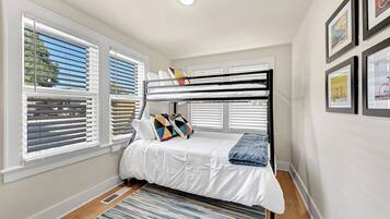 2 makuuhuonetta, työpöytä, silitysrauta/-lauta, vauvan matkasänky