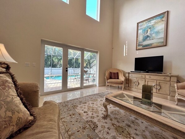 Smart TV - Bike to Vanderbilt Beach/Wiggins Pass, Heated Pool, 2 Story Luxury Home (North Naples)