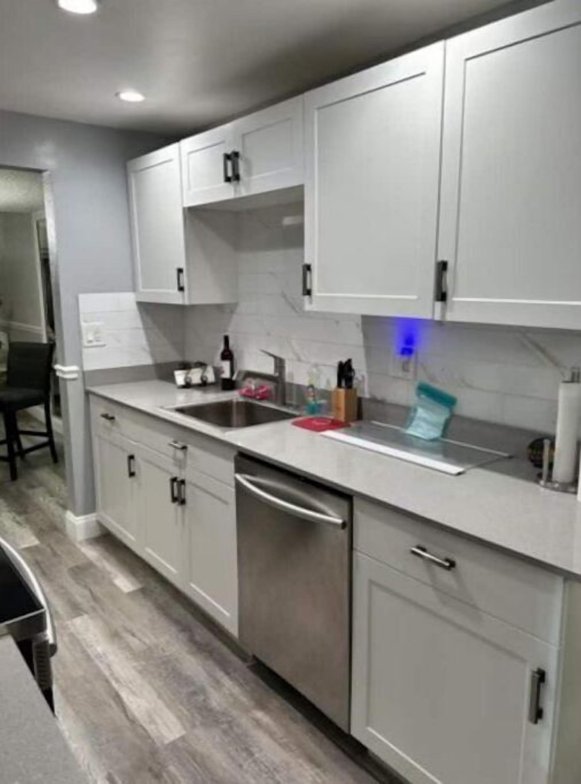 Microondas, horno, placa de cocina y lavavajillas