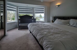 7 habitaciones, escritorio y tabla de planchar con plancha