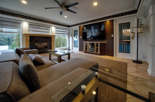 HUGE HOUSE Sleeps 22 Indoor Pool/hottub/gym/sauna/basketball court/play ground/