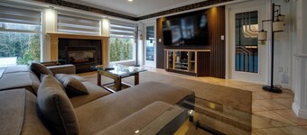 HUGE HOUSE Sleeps 22 Indoor Pool/hottub/gym/sauna/basketball court/play ground/