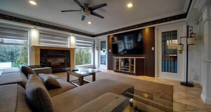 HUGE HOUSE Sleeps 22 Indoor Pool/hottub/gym/sauna/basketball court/play ground/