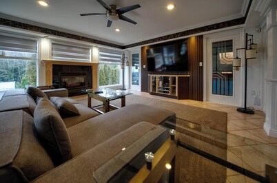 HUGE HOUSE Sleeps 22 Indoor Pool/hottub/gym/sauna/basketball court/play ground/