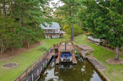 Spacious Home, Dock, Sauna, Firepit, Workout Equipment, Waterfront.