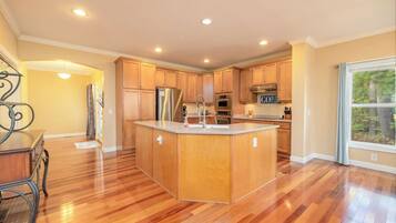 Fridge, microwave, stovetop, dishwasher