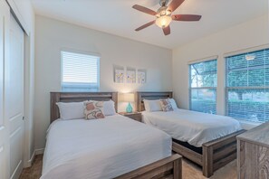 4 bedrooms, desk, iron/ironing board, free WiFi - Surprise: One Story, Mt VIEWS, Games, Pool w/Optional Heat, Spa, Outdoor Wood Fireplace & Gas Grill (Surprise)