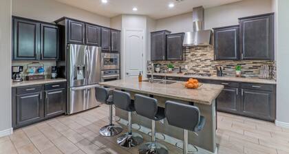 Surprise: One Story, Mt VIEWS, Games, Pool w/Optional Heat, Spa, Outdoor Wood Fireplace & Gas Grill