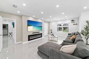 スマートテレビ、暖炉、テレビゲーム、テーブルサッカー台