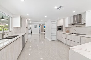 冷蔵庫、電子レンジ、オーブン、コンロ