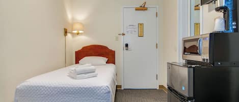 1 bedroom, desk, WiFi, bed sheets