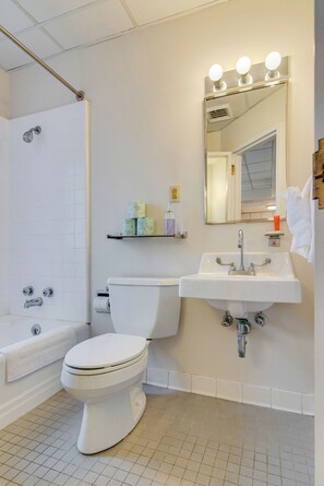 Combined shower/tub, hair dryer, towels