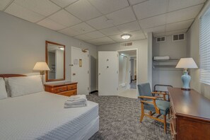 2 bedrooms, Internet, bed sheets - Historic Converted Dorm Room in Great DT location! (Nashville)