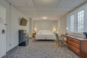 2 bedrooms, desk, WiFi, bed sheets