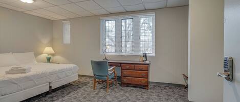 2 bedrooms, desk, WiFi, bed sheets