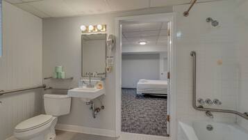 Kombinert dusj/badekar, hårføner og håndklær