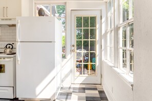 Kühlschrank, Mikrowelle, Ofen, Wasserkocher mit Kaffee-/Teezubehör