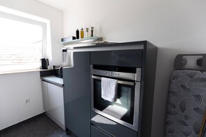 Réfrigérateur, four à micro-ondes, un four, surface de cuisson
