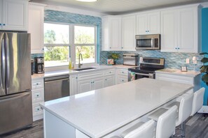 Fridge, microwave, oven, stovetop - Lillian's Bungalows - Ground Floor Retreat (Green Turtle Cay)