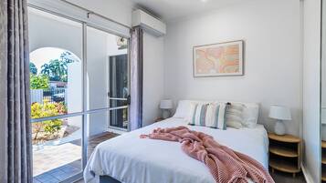 4 bedrooms, iron/ironing board, WiFi (free), bed sheets