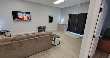 Downtown Tell City Ground floor 1 Bed 1 Bath Wifi 30 minutes to Holiday World