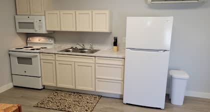 Downtown Tell City Ground floor 1 Bed 1 Bath Wifi 30 minutes to Holiday World