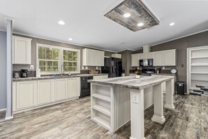 Fridge, microwave, oven, stovetop - Beautiful Lakehouse | Near Lake | Cabin Feel I TX (Frankston)