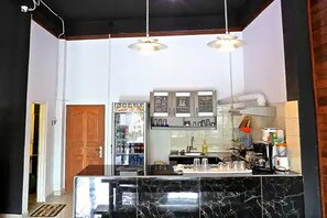 Kühlschrank, Wasserkocher mit Kaffee-/Teezubehör, Wasserkocher