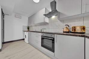 Studio | Private kitchen | Fridge, microwave, oven, stovetop - Captivating 1-bed Studio in Feltham (Feltham)