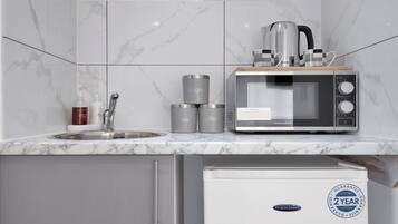 Studio | Private kitchen | Fridge, microwave, oven, stovetop