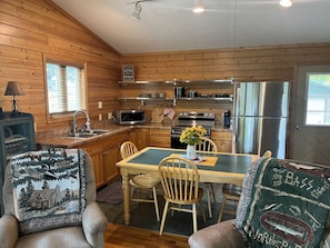 Fridge, microwave, oven, stovetop - A peaceful getaway just minutes from Traverse City! The perfect Up North retreat (Traverse City)