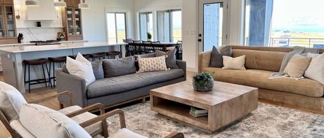 Smart TV, fireplace, DVD player, stereo