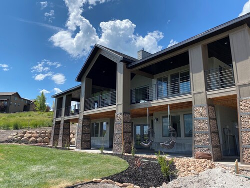 Breathtaking Bear Lake Retreat- Lake View 