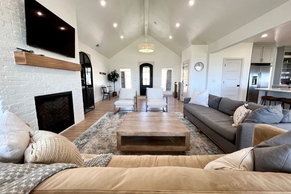 Smart TV, fireplace, DVD player, stereo