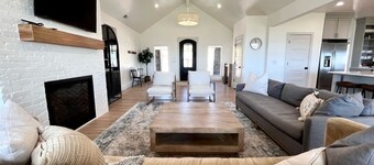 Breathtaking Bear Lake Retreat- Lake View 