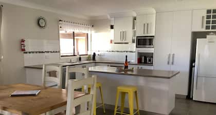 Pet friendly, 3 bedroom home, close to shops, attractions & medical specialists.