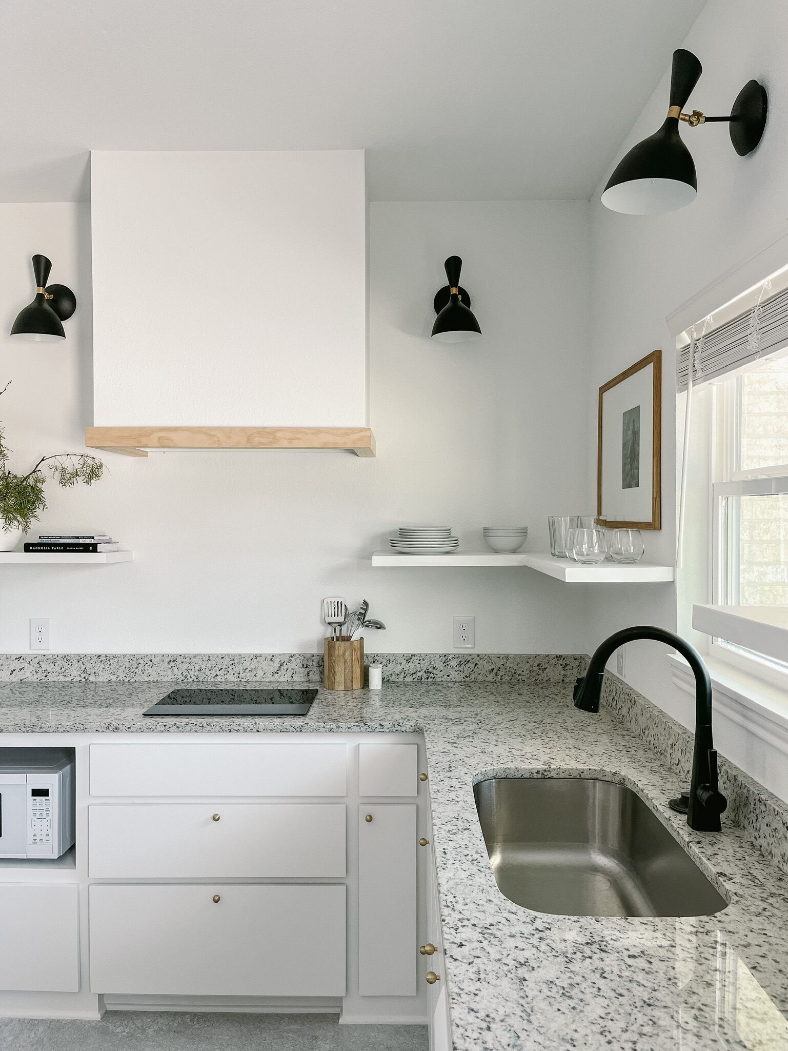 Réfrigérateur, micro-ondes, plaque de cuisson, lave-vaisselle