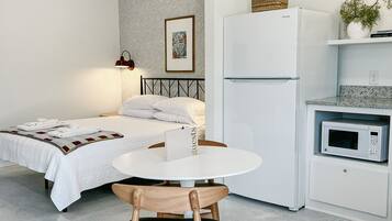 1 habitación, tabla de planchar con plancha, wifi gratis y ropa de cama