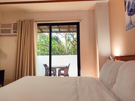 Deluxe Double Room, 1 King Bed, Balcony | Premium bedding, down comforters, in-room safe, individually decorated