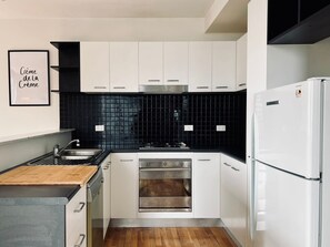 Fridge, microwave, oven, stovetop - Bright Spacious Loft with Free Parking and Work Space (Melbourne)