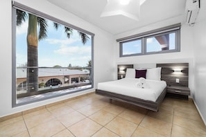 6 bedrooms, iron/ironing board, WiFi