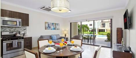 Geladeira, micro-ondas, fogão, cooktop