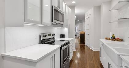 Near hospitals, colleges, event centers! New king bed, love pets & free parking!